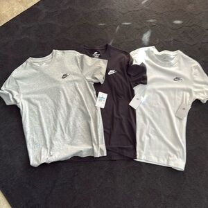 SOLD Brand New Men’s “The Nike Tee” set of 3
